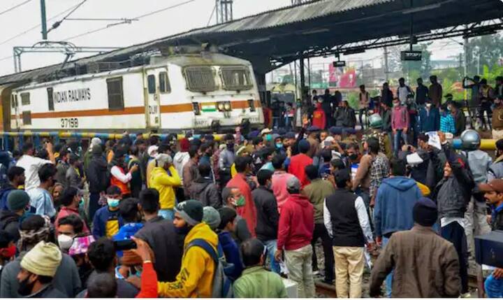 ਬਿਹਾਰ ਦੇ ਕਈ ਸ਼ਹਿਰਾਂ 'ਚ ਪਿਛਲੇ ਕੁਝ ਦਿਨਾਂ ਤੋਂ ਵਿਦਿਆਰਥੀਆਂ ਦਾ ਪ੍ਰਦਰਸ਼ਨ ਚੱਲ ਰਿਹਾ ਹੈ, ਜੋ ਮੰਗਲਵਾਰ ਨੂੰ ਕਾਫੀ ਭੜਕ ਗਿਆ। ਹਜ਼ਾਰਾਂ ਵਿਦਿਆਰਥੀਆਂ ਨੇ RRB NTPC ਦੇ ਨਤੀਜੇ 'ਚ ਕਮੀਆਂ ਦਾ ਦੋਸ਼ ਲਗਾਉਂਦੇ ਹੋਏ ਰੇਲਵੇ ਸਟੇਸ਼ਨ ਤੋਂ ਰੇਲਵੇ ਟਰੈਕ ਤੱਕ ਜਾਮ ਲਗਾ ਦਿੱਤਾ। ਹਾਲਾਂਕਿ ਰੇਲਵੇ ਨੇ ਇਨ੍ਹਾਂ ਦੋਸ਼ਾਂ ਤੋਂ ਇਨਕਾਰ ਕੀਤਾ ਹੈ।