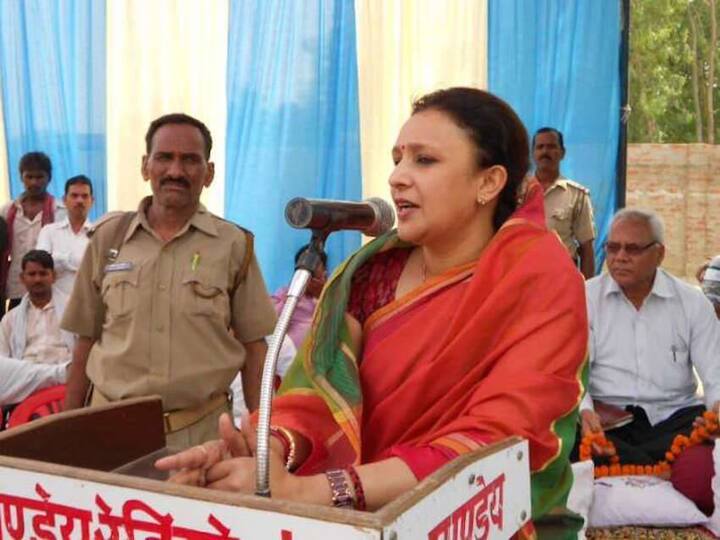 प्रतापगढ़ के रामपुर खास से कांग्रेस विधायक आराधना मिश्रा वरिष्ठ नेता प्रमोद तिवारी की बेटी है. उनके पास सवा लाख रुपये के कीमत की पिस्टल है.