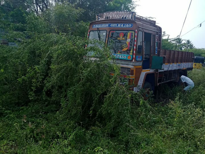 கரூர் அருகே நெஞ்சுவலியால் ஓட்டுநர் மரணம் - கட்டுப்பாட்டை இழந்த லாரி சாலையோர பள்ளத்தில் இறங்கியது