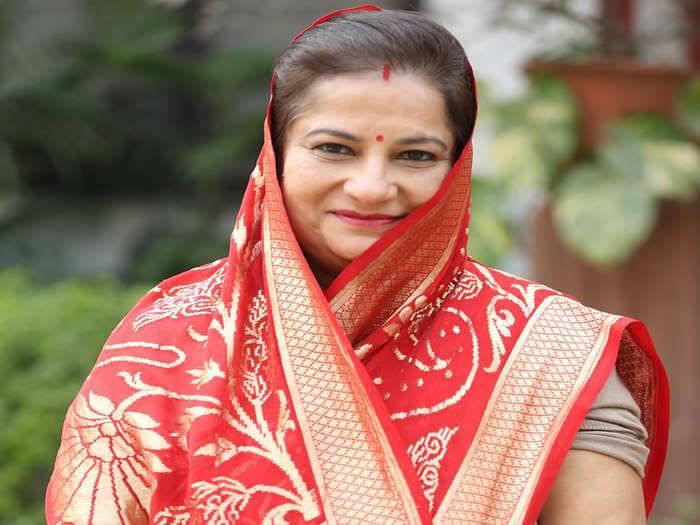 राजकुमारी रत्ना सिंह प्रतापगढ़ से तीन बार कांग्रेस की सांसद रही हैं. अब वह बीजेपी में हैं. उन्होंने चुनाव आयोग को बताया था कि उनके पास .04 बोर राइफल, कार्बिना राइफल और 32 बोर की एक रिवाल्वर है.