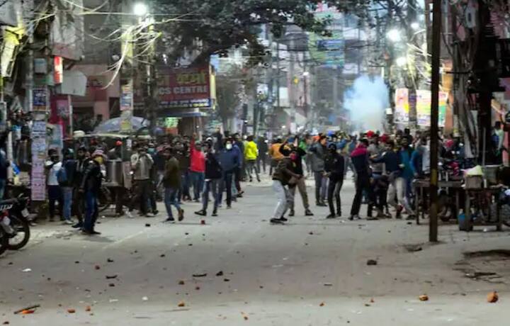 ਰੇਲਵੇ ਨੇ ਇਹ ਵੀ ਕਿਹਾ ਕਿ ਅਜਿਹੀਆਂ ਗੈਰ-ਕਾਨੂੰਨੀ ਗਤੀਵਿਧੀਆਂ ਵਿੱਚ ਸ਼ਾਮਲ ਵਿਦਿਆਰਥੀਆਂ ਦੇ ਖਿਲਾਫ ਸਖਤ ਕਾਰਵਾਈ ਕੀਤੀ ਜਾਵੇਗੀ। ਇਸ ਨੋਟਿਸ ਵਿੱਚ ਅੱਗੇ ਦੱਸਿਆ ਗਿਆ ਹੈ ਕਿ ਰੇਲਵੇ ਭਰਤੀ ਬੋਰਡ (ਆਰ.ਆਰ.ਬੀ.) ਇਮਾਨਦਾਰੀ ਦੇ ਉੱਚੇ ਮਿਆਰਾਂ ਨੂੰ ਕਾਇਮ ਰੱਖਦਿਆਂ ਨਿਰਪੱਖ ਅਤੇ ਪਾਰਦਰਸ਼ੀ ਭਰਤੀ ਪ੍ਰਕਿਰਿਆ ਨੂੰ ਚਲਾਉਣ ਲਈ ਵਚਨਬੱਧ ਹੈ। ਰੇਲਵੇ ਨੌਕਰੀ ਦੇ ਚਾਹਵਾਨਾਂ ਨੂੰ ਸਲਾਹ ਦਿੱਤੀ ਜਾਂਦੀ ਹੈ ਕਿ ਉਹ ਗੁਮਰਾਹ ਨਾ ਹੋਣ ਜਾਂ ਅਜਿਹੇ ਤੱਤਾਂ ਦੇ ਪ੍ਰਭਾਵ ਵਿੱਚ ਨਾ ਆਉਣ ਜੋ ਉਹਨਾਂ ਨੂੰ ਆਪਣੇ ਸੁਆਰਥ ਲਈ ਵਰਤਣ ਦੀ ਕੋਸ਼ਿਸ਼ ਕਰ ਰਹੇ ਹਨ।