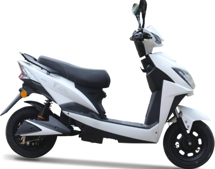 Techo Electra Neo: टेक्नो इलेक्ट्रा नीओ की कीमत 41,919 रुपये है. यह एक  वेरिएंट और 4 कलर में उपलब्ध है. यह फ्रंट और रियर दोनों डिस्क ब्रेक के साथ आता है. इसकी रेंज 55-60 किलोमीटर और टॉप स्पीड 25 किलोमीटर प्रति घंटा की है.