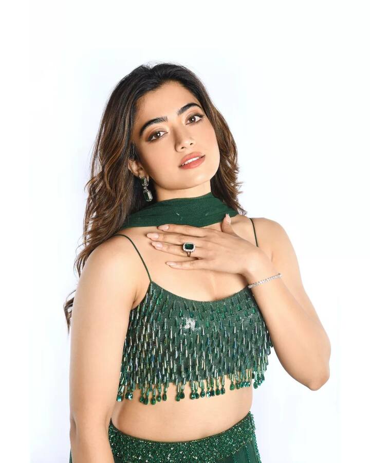 लवकरच रश्मिका ही 'गुडबाय' या चित्रपटामधून प्रेक्षकांच्या भेटीस येणार आहे. या चित्रपटात रश्मिकासोबत बॉलिवूडचे महानायक अमिताभ बच्चन प्रमुख भूमिकेत दिसणार आहेत. (all photo: rashmika_mandanna/ig)