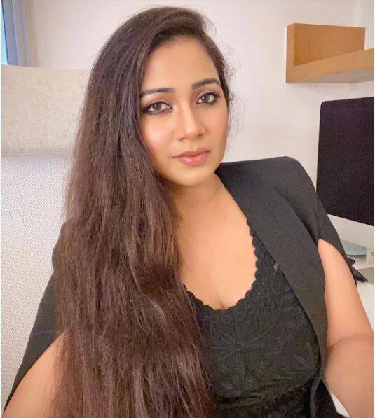 ਅਗਰ ਤੁਮ ਮਿਲ ਜਾਓ, ਆਸ਼ਿਕ ਸਰੇਂਡਰ ਹੂਆ ਵਰਗੇ ਗੀਤਾਂ ਵਿੱਚ ਆਪਣੀ ਕੋਇਲ ਆਵਾਜ਼ ਦੇਣ ਵਾਲੀ ਬਾਲੀਵੁੱਡ ਗਾਇਕਾ ਸ਼੍ਰੇਆ ਘੋਸ਼ਾਲ ਆਪਣੇ ਇੱਕ ਗੀਤ ਲਈ 20-25 ਲੱਖ ਰੁਪਏ ਲੈਂਦੀ ਹੈ।