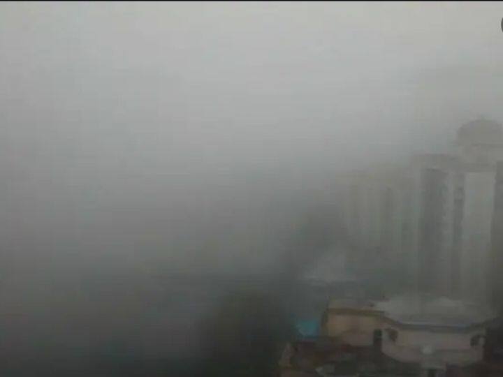 मुंबई में दिन के तापमान में भी कमी आई है. कोलाबा और सांताक्रूज वेधशालाओं में अधिकतम तापमान 24.6 डिग्री और 24.8 डिग्री सेल्सियस दर्ज किया गया. ये ठंडी मौसम की स्थिति शहर में कभी-कभी धूल भरी हवाएं देखने के एक दिन बाद आती है, जिसके कारण शहर में विजिबिल्टी की कमी आई थी.