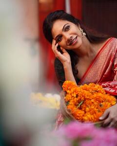 Madonna Sebastian: మడోనా బ్లౌజ్ లెస్ పోజులు.. పద్దతిగా కనిపిస్తూనే..