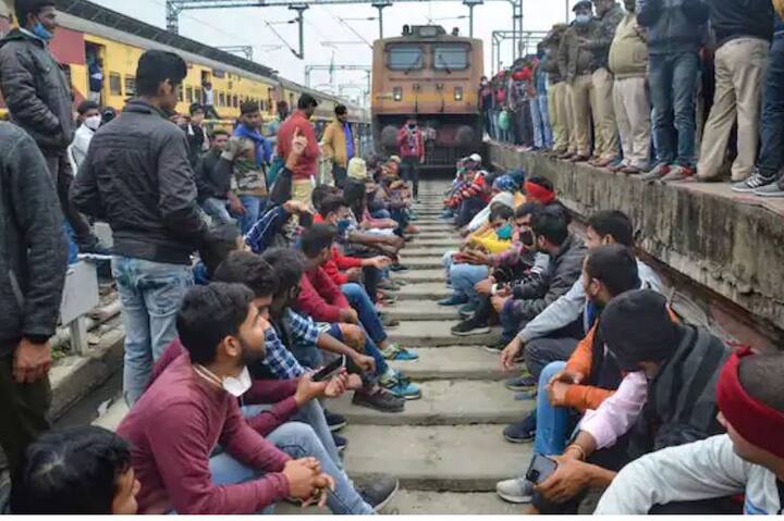 ਰੇਲਵੇ ਅਤੇ ਪੁਲਿਸ ਅਧਿਕਾਰੀ ਲਗਾਤਾਰ ਮੌਕੇ 'ਤੇ ਪਹੁੰਚ ਕੇ ਵਿਦਿਆਰਥੀਆਂ ਨੂੰ ਸਮਝਾ ਕੇ ਸ਼ਾਂਤ ਕਰਨ ਦੀ ਕੋਸ਼ਿਸ਼ ਕਰ ਰਹੇ ਹਨ। ਕਈ ਥਾਵਾਂ 'ਤੇ ਪੁਲਸ 'ਤੇ ਪਥਰਾਅ ਦੇ ਮਾਮਲੇ ਵੀ ਸਾਹਮਣੇ ਆਏ, ਜਿਸ ਦੇ ਜਵਾਬ 'ਚ ਪੁਲਿਸ ਨੇ ਵੀ ਸਖਤ ਰੁਖ ਅਖਤਿਆਰ ਕੀਤਾ।