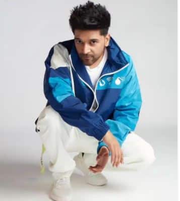 ਮਿਊਜ਼ਿਕ ਇੰਡਸਟਰੀ 'ਚ ਪੰਜਾਬੀ ਗੀਤਾਂ ਦਾ ਜਲਵਾ ਬਿਖੇਰਨ ਵਾਲੇ ਗੁਰੂ ਰੰਧਾਵਾ ਇਕ ਗੀਤ ਲਈ ਲਗਭਗ 15 ਲੱਖ ਰੁਪਏ ਲੈਂਦੇ ਹਨ।