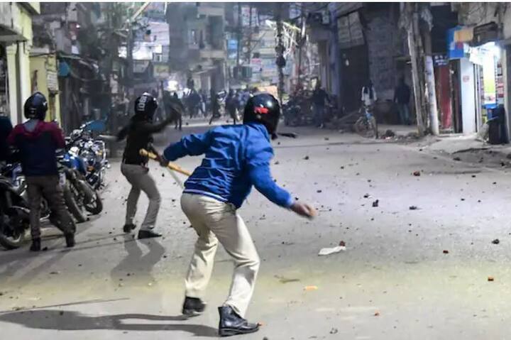 ਆਰਆਰਬੀ-ਐਨਟੀਪੀਸੀ ਦੇ ਨਤੀਜੇ ਅਤੇ ਆਰਆਰਬੀ ਗਰੁੱਪ ਡੀ ਪ੍ਰੀਖਿਆ ਵਿੱਚ ਕੀਤੇ ਬਦਲਾਅ ਕਾਰਨ ਗੁੱਸੇ ਵਿੱਚ ਆਏ ਪ੍ਰਦਰਸ਼ਨਕਾਰੀਆਂ ਨੇ ਆਰਾ-ਸਾਸਾਰਾਮ ਪੈਸੰਜਰ ਟਰੇਨ ਨੂੰ ਅੱਗ ਲਗਾ ਦਿੱਤੀ, ਨਵਾਦਾ ਵਿੱਚ ਟਰੇਨ ਦੇ ਇੰਜਣ ਨੂੰ ਵੀ ਅੱਗ ਲਗਾ ਦਿੱਤੀ ਗਈ। ਇਸ ਤੋਂ ਬਾਅਦ ਰੇਲਵੇ ਨੇ ਸਖ਼ਤ ਚੇਤਾਵਨੀ ਜਾਰੀ ਕੀਤੀ ਹੈ। ਇਸ ਤੋਂ ਇਲਾਵਾ ਪੁਲਸ ਨੇ ਕੁਝ ਲੋਕਾਂ ਨੂੰ ਗ੍ਰਿਫਤਾਰ ਵੀ ਕੀਤਾ ਹੈ।