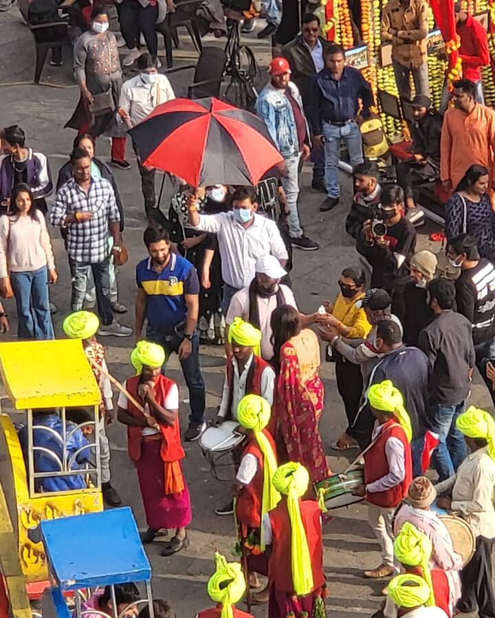 बता दें कि इंदौर के बाद खरगोन के महेश्वर में फ़िल्म लुकाछिपी 2 की शूटिंग की जा रही है जोकि एक ही दिन की है. इसके बाद पूरी टीम मांडू में शूट करेगी. बता दें कि एमपी सरकार ने महेश्वर के सुरम्य घाटों और नर्मदा किनारे शूटिंग की अनुमति देकर इस क्षेत्र की पहचान को बढ़ाया है.