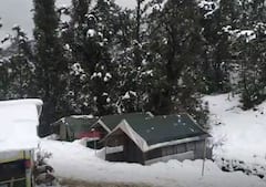 Snowfall In Chopta: उत्तराखंड के 'मिनी स्विट्जरलैंड' चोपता में भारी बर्फबारी, चार से पांच फीट तक जमी बर्फ