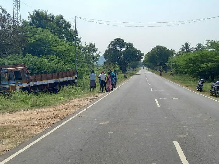 கரூர் அருகே நெஞ்சுவலியால் ஓட்டுநர் மரணம் - கட்டுப்பாட்டை இழந்த லாரி சாலையோர பள்ளத்தில் இறங்கியது