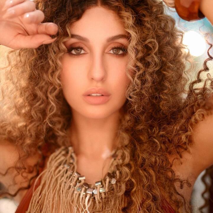 नोराने यात केस कुरळे केलेले दिसून येतायत.   (Photo Credit: Nora Fatehi Instagram)