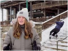 Watch: लाइव रिपोर्टिंग के दौरान कैमरे में कैद हुई रोचक घटना, बर्फ पर फिसलती दिखी महिला 