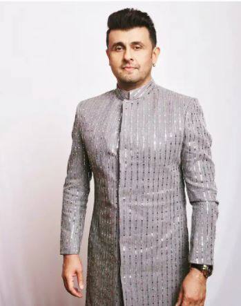 ਸੋਨੂੰ ਨਿਗਮ ਨੂੰ ਹਰ ਕੋਈ ਜਾਣਦਾ ਹੈ। ਉਹ ਹੁਣ ਤੱਕ 14 ਭਾਸ਼ਾਵਾਂ ਵਿੱਚ ਗੀਤਾਂ ਨੂੰ ਆਪਣੀ ਆਵਾਜ਼ ਦੇ ਚੁੱਕੇ ਹਨ। ਉਹ ਇੱਕ ਗੀਤ ਲਈ 10 ਤੋਂ 15 ਲੱਖ ਰੁਪਏ ਚਾਰਜ ਕਰਦਾ ਹੈ।