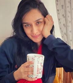 Shraddha Kapoor Photos: 'సాహో' బ్యూటీ శ్రద్ధాకపూర్ మేకప్ వేసుకున్నట్టు లేదు..అయినా ఎంత ముద్దుగా ఉందో..