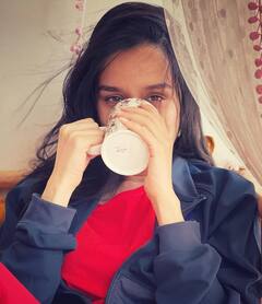 Shraddha Kapoor Photos: 'సాహో' బ్యూటీ శ్రద్ధాకపూర్ మేకప్ వేసుకున్నట్టు లేదు..అయినా ఎంత ముద్దుగా ఉందో..