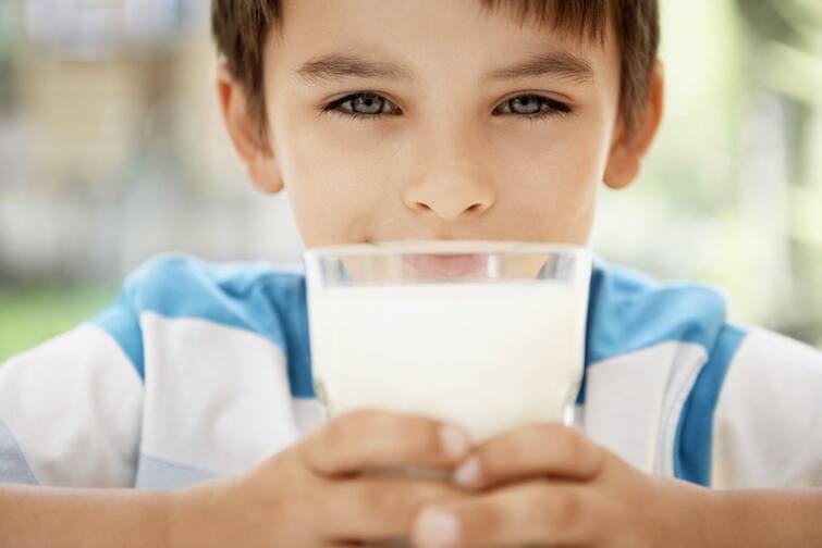 Side effects of drinking milk milk cause constipation and allergy? સાવધાન શરીર માટે નુકસાનકારક સાબિત થઇ શકે છે દૂધનું સેવન,જાણો કઇ સ્થિતિમાં થાય છે એલર્જી