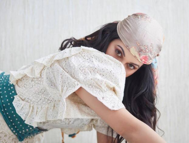 பூச்செடியின் மேலே காற்றடித்தாலும் உன் நெஞ்சில் தைக்குமோ ஆணி