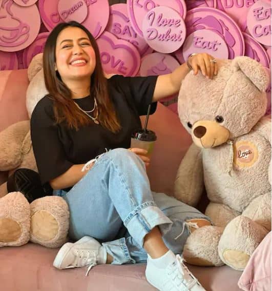 ਤੁਹਾਨੂੰ ਬਾਲੀਵੁੱਡ ਦੇ ਲਗਪਗ ਜ਼ਿਆਦਾਤਰ ਗੀਤਾਂ ਵਿੱਚ ਨੇਹਾ ਕੱਕੜ ਦੀ ਸੁਰੀਲੀ ਆਵਾਜ਼ ਸੁਣਨ ਨੂੰ ਮਿਲੇਗੀ। ਉਸ ਦੇ ਗੀਤ ਕਾਫੀ ਟ੍ਰੈਂਡ ਕਰਦੇ ਹਨ। ਅਜਿਹੇ 'ਚ ਉਸ ਦੇ ਇਕ ਗੀਤ ਦੀ ਫੀਸ ਵੀ ਕਰੀਬ 15 ਲੱਖ ਰੁਪਏ ਹੈ।