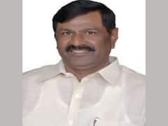 Nizamabad News: కారు ఎక్కి దూసుకెళ్తారనుకుంటే ఇప్పుడు రాజకీయాలే వద్దంటున్న సీనియర్ లీడర్