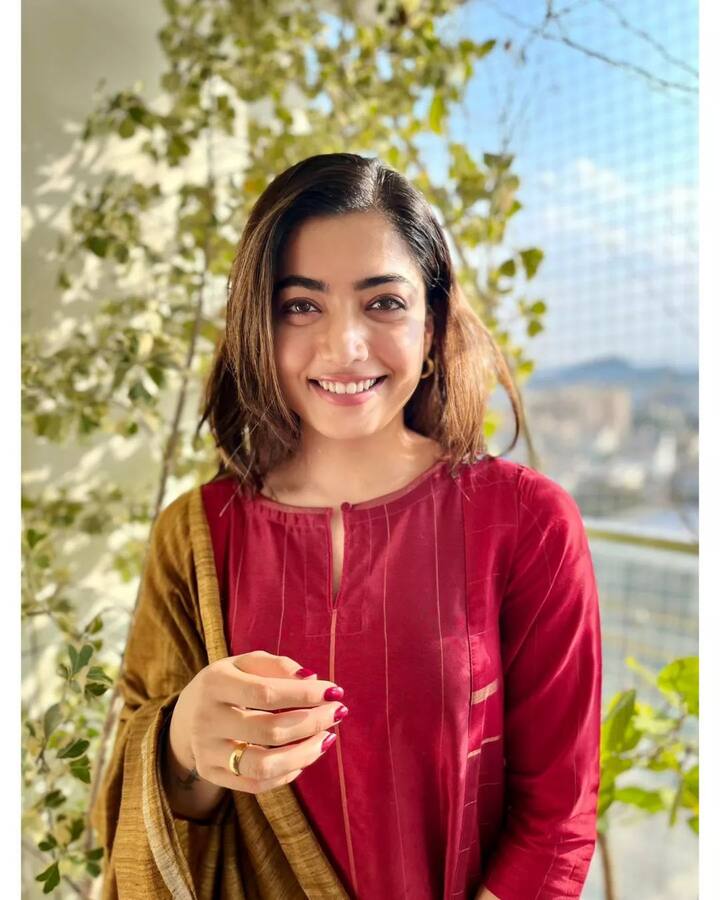 व्हिडीओमध्ये असे दिसत आहे की रश्मिका एका हॉटेलमधून बाहेर येते. तिथे असणारे फोटोग्राफर्स रश्मिकाचे फोटो काढत असतात. तेवढ्यात तिथे काही लहान मुलं येतात. एक मुलगी रश्मिकाच्या जवळ येते आणि म्हणते की, 'दीदी मला जेवण करायचं आहे, थोडे पैसे देशील का?'. त्यानंतर बाकी लहान मुलं देखील रश्मिकासोबत बोलतात. पण  रश्मिका त्या मुलांची मदत करत नाही आणि गाडीमध्ये बसून निघून जाते. या व्हिडीओला अनेक नेटकऱ्यांनी कमेंट करत रश्मिकाला ट्रोल केले आहे. 'पैसे किंवा काही तरी खायला दिले असते तर काय झाले असते?' अशी कमेंट एका नेटकऱ्यांनी केली.