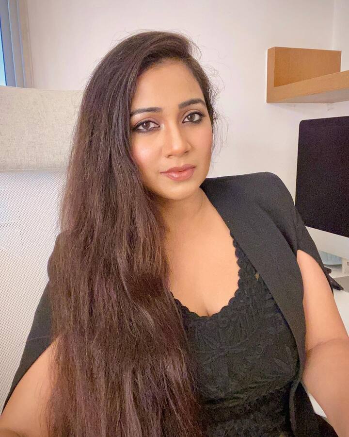 अगर तुम मिल जाओ, आशिक सरेंडर हुआ जैसे सॉन्ग में अपनी कोयल सी आवाज देने वाली बॉलीवुड सिंगर श्रेया घोषाल अपने एक सॉन्ग का 20-25 लाख रुपए लेती हैं.