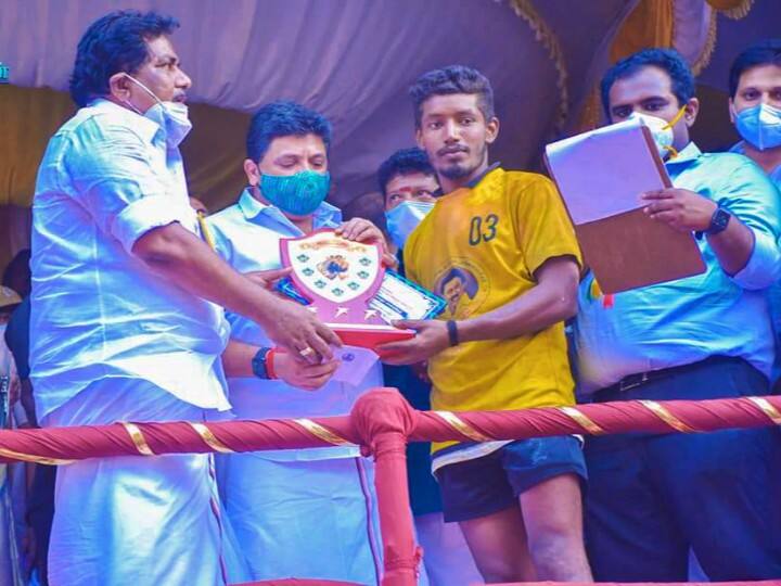 ”ஜல்லிக்கட்டுக்கு போராடியதால கொலை வழக்கு போட்டாங்க” - அரசு வேலை தட்டிப் போவதாக மாடுபிடி வீரர் வேதனை ! False accusation has caused government ban on Jallikkattu player suffering ”ஜல்லிக்கட்டுக்கு போராடியதால கொலை வழக்கு போட்டாங்க” - அரசு வேலை தட்டிப் போவதாக மாடுபிடி வீரர் வேதனை !