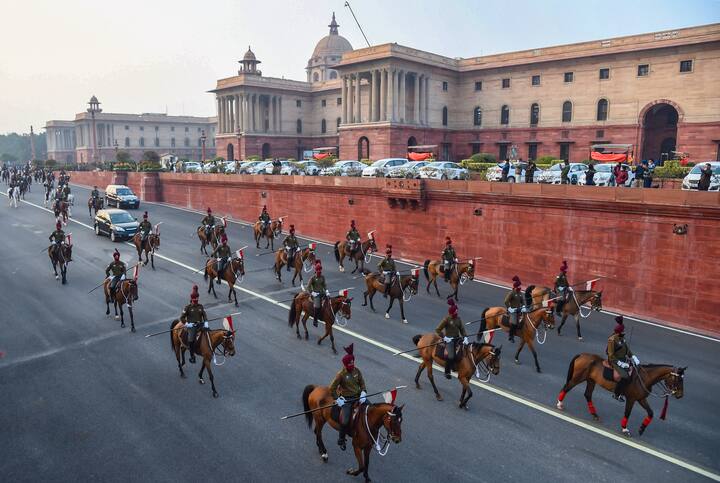 विजय चौक ते लाल किल्ल्यापर्यंतच्या परेड मार्गाचे छावणीत रूपांतर करण्यात आले आहे.