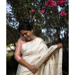 Mrunamyee Deshpande: मृण्मयीच्या हटके लूकने वेधलं चाहत्यांचे लक्ष!