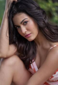 Amyra Dastur pics: ரோஜாக் கடலே ராஜா மகளே....அமைராவின் அம்சமான போட்டோஸ்...!
