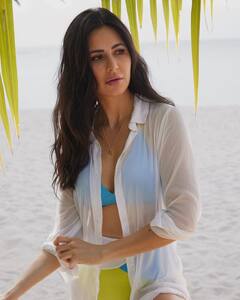 Katrina Kaif Bikini Photos: सफेद रेत पर ब्लू बिकिनी में कैटरीना कैफ ने दिए दिलकश पोज़ - तस्वीरें देख घायल हो जाएंगे फैंस