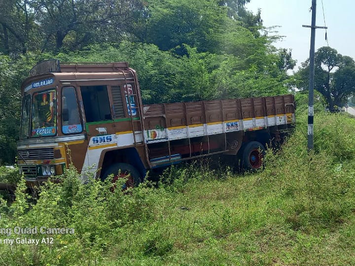 கரூர் அருகே நெஞ்சுவலியால் ஓட்டுநர் மரணம் - கட்டுப்பாட்டை இழந்த லாரி சாலையோர பள்ளத்தில் இறங்கியது