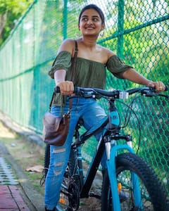 Esther Anil: 'దృశ్యం' ఫేమ్ నటి ఎస్తర్ గ్లామర్ షో.. ఫొటోలు వైరల్..