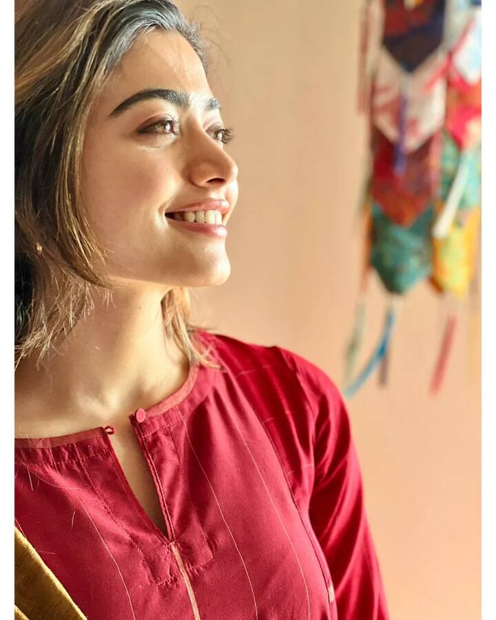 दुसऱ्याने कमेंट करत लिहिले, 'त्या मुलांबद्दल वाईट वाटत आहे शंभर रूपये तरी ही देऊच शकते. एवढे पैसे कमावते त्याचा काय उपयोग?'