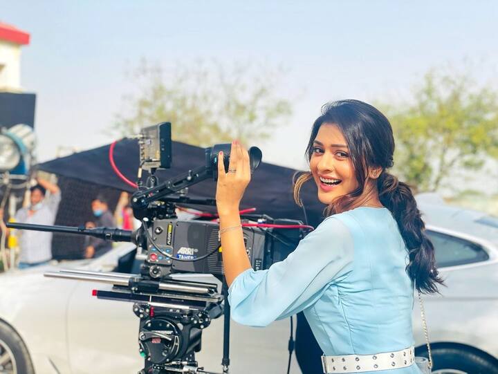 ఈ ఫోటోను చూస్తే పాయల్ కెమెరా పనితనం కూడా నేర్చేసుకుందేమో అనిపిస్తోంది కదూ... తన సినిమా ప్రారంభం రోజున జస్ట్ కెమెరాలోంచి చూస్తోంది అంతే. -Image credit: PaayalRajputh/Instagram