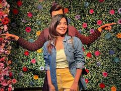 Ashu Reddy Photos: అషూ వెనుక దాక్కున్న ఆ హీరో ఎవరు?