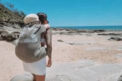 Viral News : 26 वर्षांच्या मुलाला पाठीवर घेऊन जग फिरणारी आई, 'हे' आहे कारण