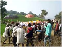 Dhar News: धार में बुजुर्ग की अंतिम यात्रा में अर्थी उठाकर लोगों ने किया सामूहिक नृत्य, वीडियो वायरल