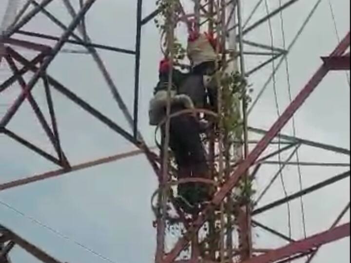 Uttar Pradesh Kanpur Police Husband and Two Children on Tower after Wife Illegal Relationship ANN Kanpur News: घंटों तक चला युवक का हाई वोल्टेज ड्रामा, टावर पर पति और बच्चों को देख पुलिस के हांथ पांव फूले