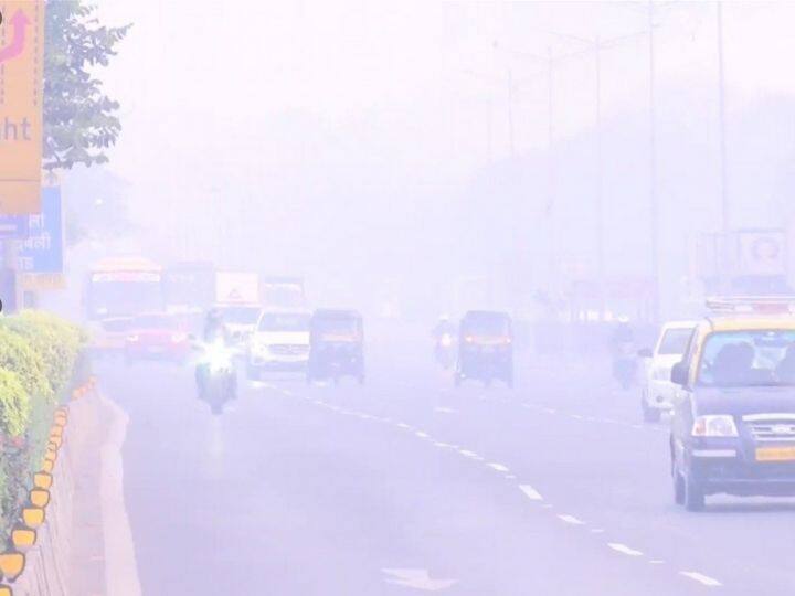 बढ़ती ठंड और कोहरे ने दिल्ली से लेकर मुंबई तक लोगों को परेशान कर दिया है. सोमवार को मुंबई के तापमान में 6 डिग्री तक की गिरावट दर्ज की गई थी. वहीं आज अनुमान है कि रात में मुंबई का पारा लुढ़ककर 14 डिग्री तक गिर सकता है.