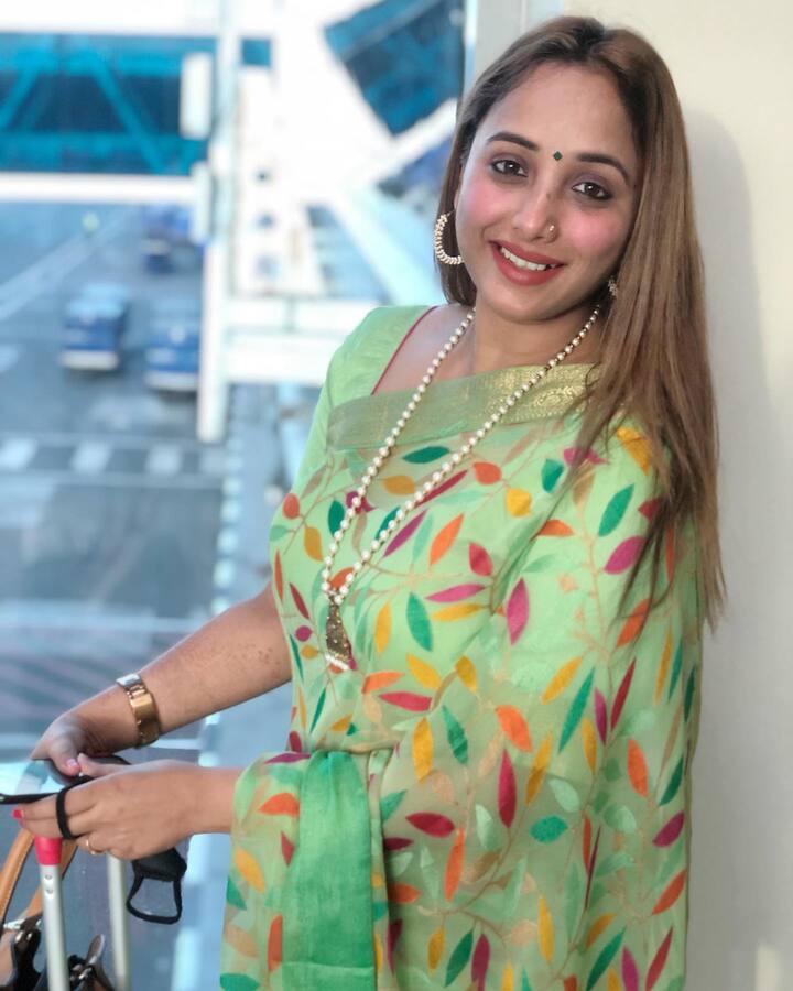 रानी चटर्जी हर वक्त फैन्स को अपनी दिलकश अदाओं से दीवाना बनाए रखती हैं. तस्वीरों को शेयर करते हुए रानी ने लिखा कि चलो हम चले....