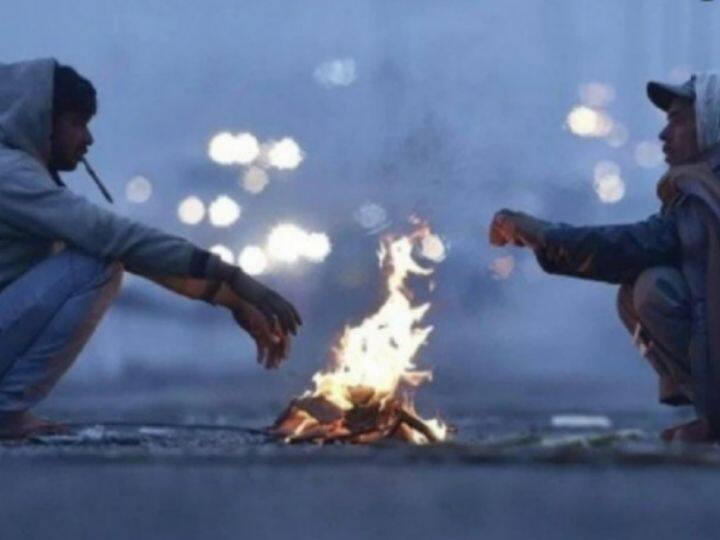 तापमान में गिरावट की वजह से दिल्ली में ठंड और बढ़ सकती है. इसके अलावा पंजाब, हरियाणा, उत्तर प्रदेश, राजस्थान, गुजरात और महाराष्ट्र के कई इलाके में शीतलहर चलने का अनुमान है.