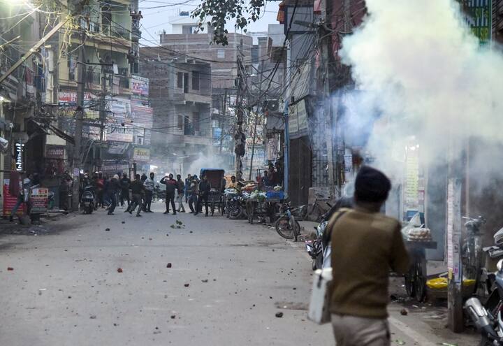 लगातार रेलवे और पुलिस के अधिकारी मौके पर पहुंचकर छात्रों को समझा रहे हैं और उन्हें शांत करने की कोशिश कर रहे हैं. कुछ जगहों पर पुलिस पर पत्थरबाजी के मामले भी सामने आए, जिसके जवाब में पुलिस ने भी सख्त रुख अपनाया.