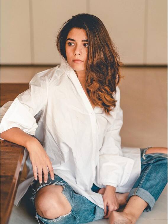 Pooja Gor के सोबर लुक्स भी पड़ते हैं भारी