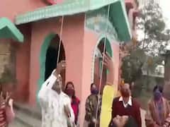 Bihar News: 'झंडा त हमही फहराएंगे', झंडोत्तोलन के लिए स्कूल में भिड़ गए कर्मी, अब Video हो रहा Viral, देखें यहां