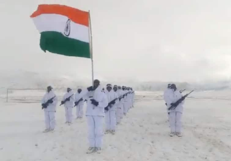 Republic Day 2022: ITBP Jawans Celebrate R-Day At Sub-Zero Temperatures | WATCH Happy Republic Day 2022: ভিডিওয় দেখুন, সুউচ্চ পর্বতে তুষার সাম্রাজ্যে দাঁড়িয়ে আইটিবিপি জওয়ানদের গলায় জাতীয় সঙ্গীত