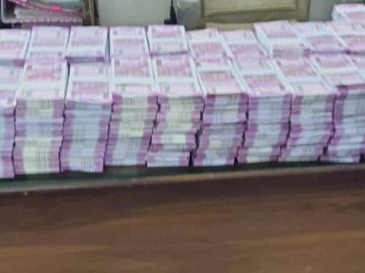 Mumbai Police Crime Branch arrested 7 persons with fake Indian currency notes of 2000 value of Rs 7 crores Mumbai Police को मिली बड़ी सफलता, 7 करोड़ रुपये मूल्य के नकली नोट के साथ सात गिरफ्तार