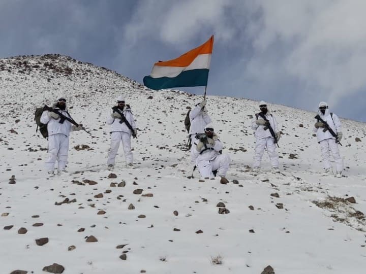 itbp jawan celebrates republic day indo tibetan border police itbp personnel celebrate republic day Republic Day 2022 : ITBP जवानांनी लडाखमध्ये उणे 35 अंश तापमानात साजरा केला प्रजासत्ताक दिन, 15 हजार फूट उंचीवर फडकवला तिरंगा