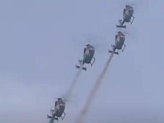 73ਵੇਂ ਗਣਤੰਤਰ ਦਿਵਸ ਦੇ ਮੌਕੇ 'ਤੇ, ਭਾਰਤੀ ਹਵਾਈ ਸੈਨਾ ਨੇ ਦਿੱਲੀ ਦੇ ਰਾਜਪਥ 'ਤੇ ਆਪਣੀ ਤਾਕਤ ਦਾ ਪ੍ਰਦਰਸ਼ਨ ਕੀਤਾ। ਹਵਾਈ ਸੈਨਾ ਦੇ ਲੜਾਕੂ ਜਹਾਜ਼ਾਂ ਨੇ ਦਿੱਲੀ ਦੇ ਅਸਮਾਨ ਵਿੱਚ ਇੱਕ ਤੋਂ ਵੱਧ ਕੇ ਇੱਕ ਕਾਰਨਾਮੇ ਦਿਖਾ ਕੇ ਸਭ ਨੂੰ ਹੈਰਾਨ ਕਰ ਦਿੱਤਾ।